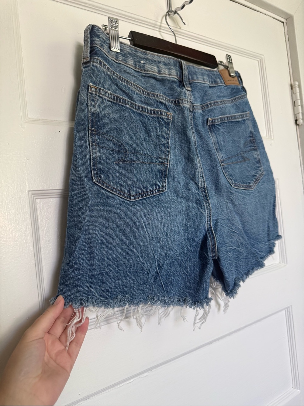 American Eagle Outfitters Highest Rise Mom Frayed Raw Hem Blue Denim Shorts Sz 8 - Picture 10 of 11